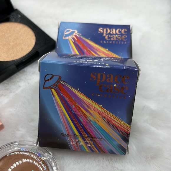 Highlighter & Bronzer Minis: Space Case, Lottie London - Picture 3 of 5